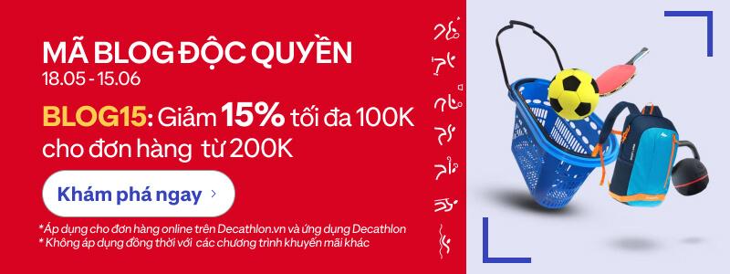 Hình ảnh minh họa người chơi bóng bàn đang tập luyện với máy bắn bóng bàn, thể hiện sự tập trung và cải thiện kỹ năng cá nhân